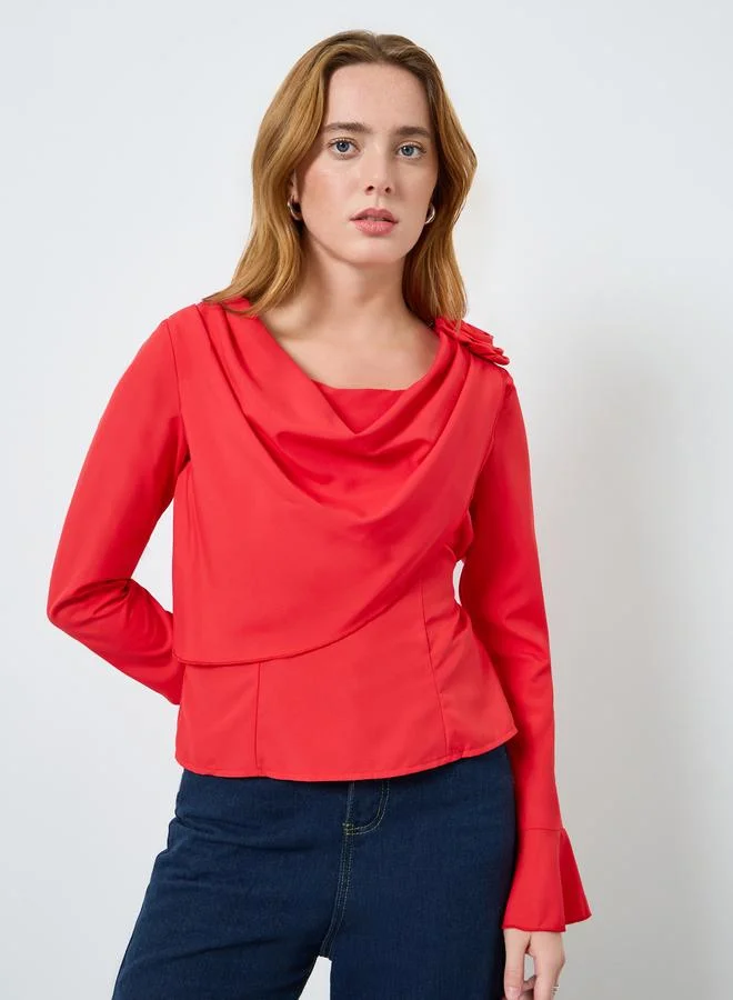 تايك تو بلوزة سادة بتفاصيل زهرة وياقة منسدلة